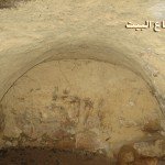 قاع البيت من الداخل وكان يستخدم لحفظ الحبوب وربط الحيوانات في بعض الأحيان .. وحفظ الأدوات مثل عود الحراث والزير وغيرها