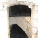 الصورة تظهر البيت من الداخل واكن يتكون من طابقين يسمى السفلي ( قاع البيت ) والعلوي ( المصطبة )