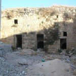 واجهة أحد البيوت القديمة في سط القرية