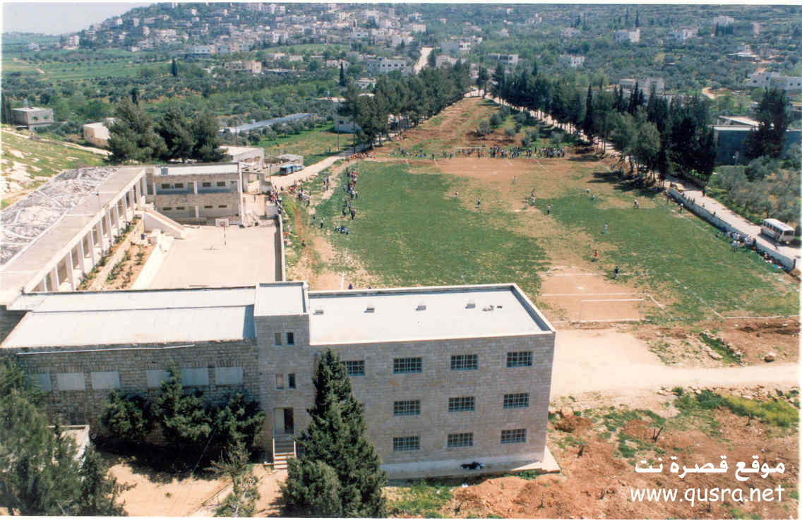 صورة قديمة للمدرسة والملعب في الحي الغربي