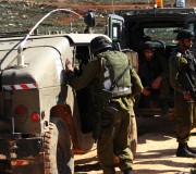 قوات الاحتلال تداهم القرية وتفتش منازل المواطنين