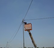 تركيب عدد من أعمدة الكهرباء في منطقة الوعار