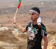 بعدما تعب الجنود من ضربه رموه للمستوطنين ليتسلوا به !!