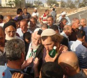 حاخامات اسرائيليون يصلون للقرية