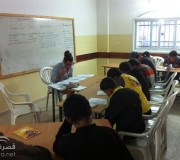 توم بيرسي شاب أسترالي يقوم بتعليم أطفال القرية قواعد اللغة الانجليزية