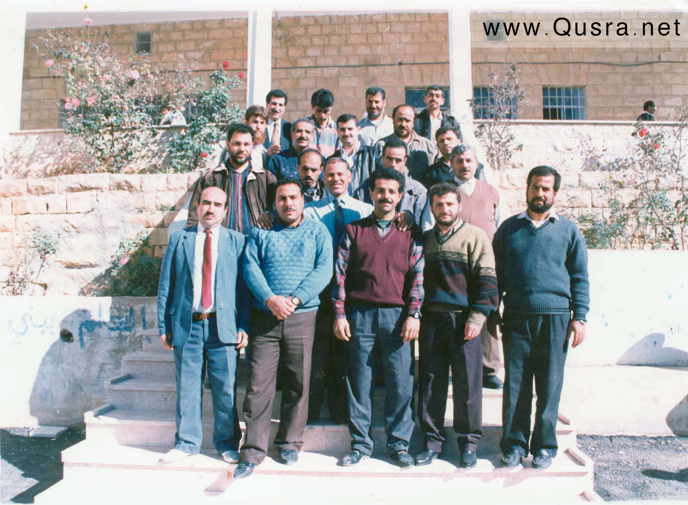 صورة تذكارية للكادر التعليمي لمدرسة قصرة الثانوية قبل سنوات