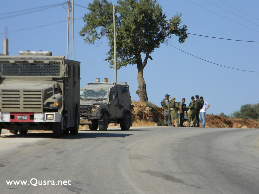 جيش الإحتلال يقوم بخلع أشجار زيتون ووضع اخطار في الأراضي القريبة من المستوطنة