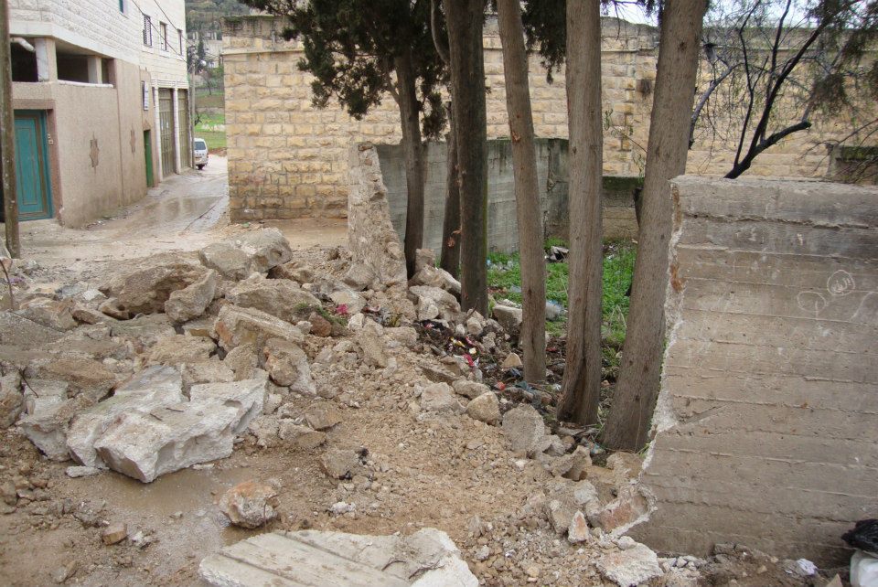 توسعة احد الشوارع الضيقة وسط القرية