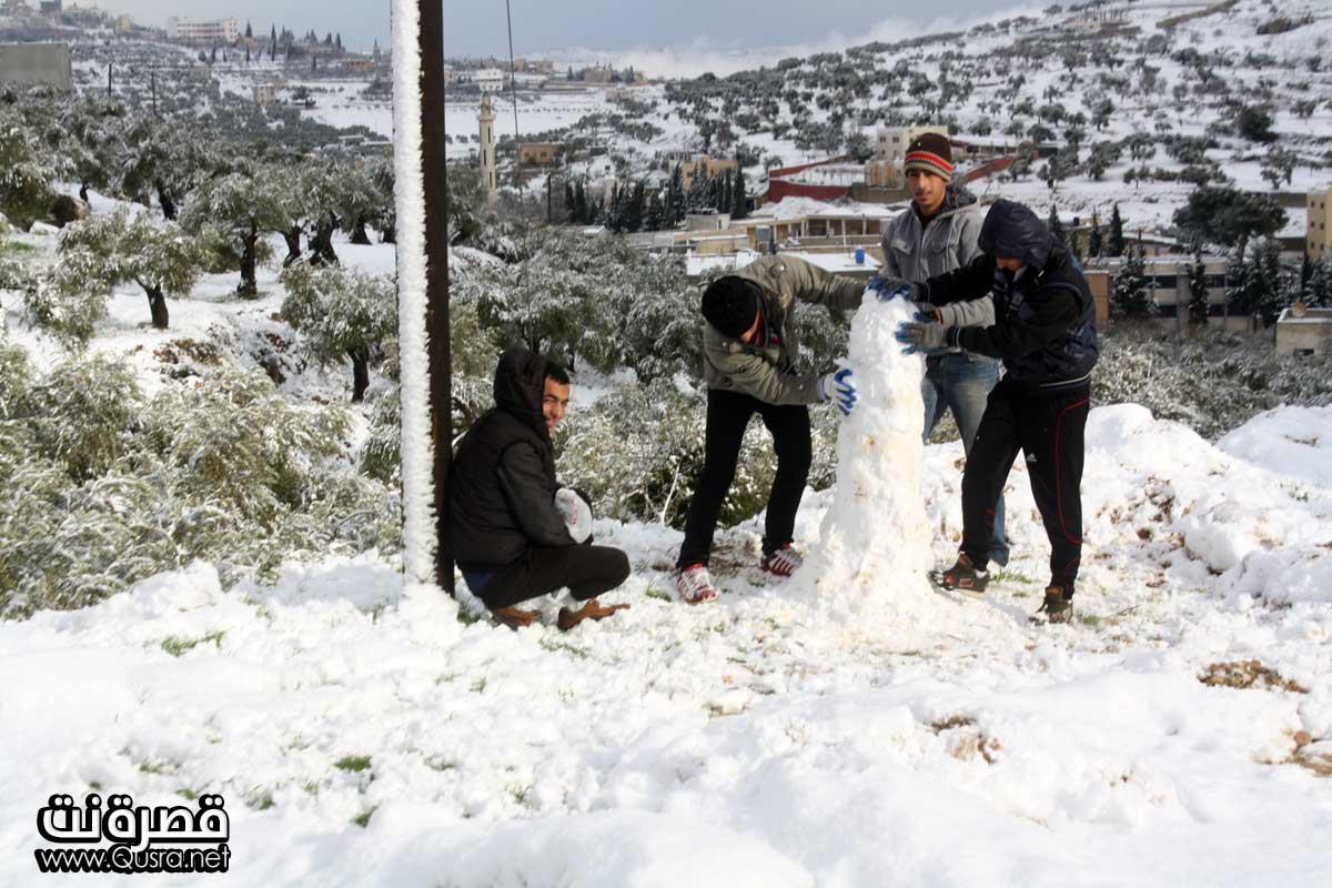 فيديو | شبان يلهون بالثلج وسط القرية صباح يوم الخميس 10-1-2013