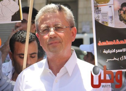 النائب مصطفى البرغوثي يستنكر عدوان المستوطنين على قرية قصرة