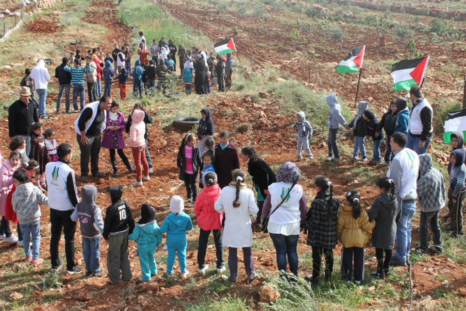 مهرجان للأطفال في قصرة بعنوان “هنا باقون، ما بقي الزعتر والزيتون”