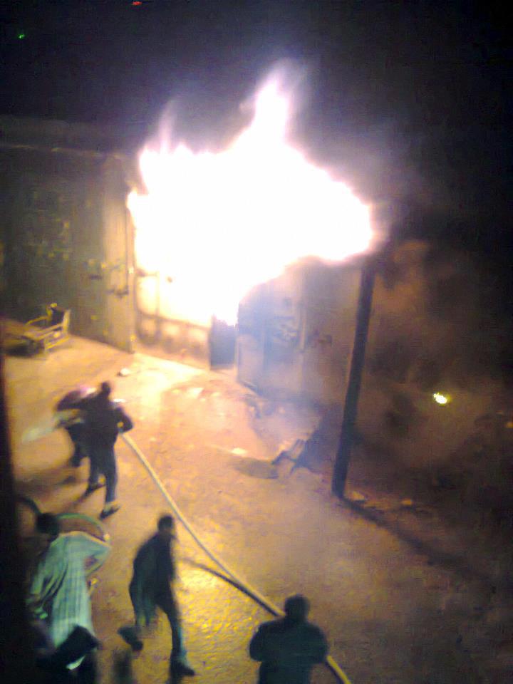 حريق يلتهم كراج يحتوي أكثر من 1000 كرسي وأخشاب للبناء