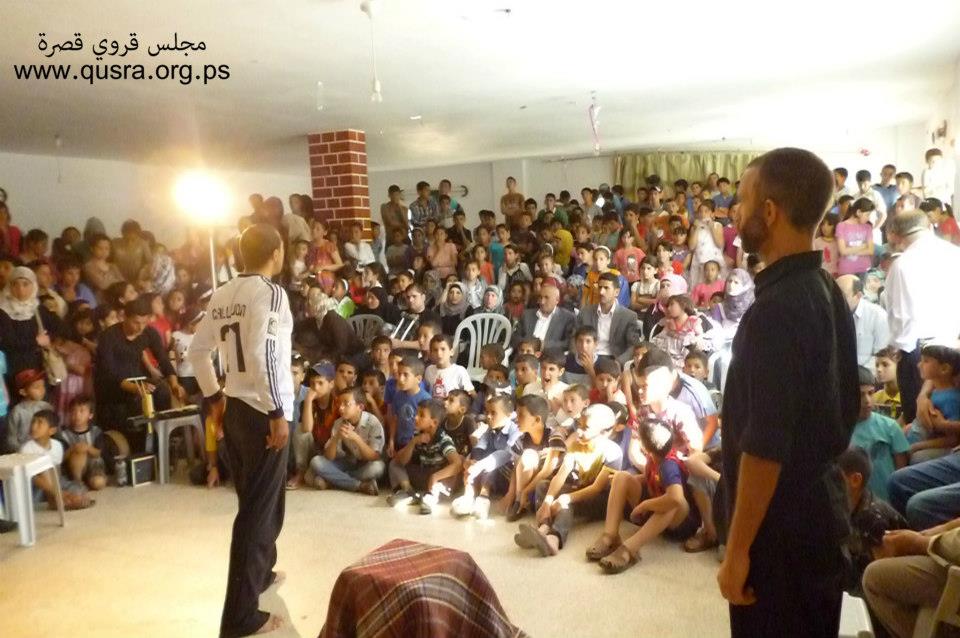 مسرحية عن اعتداءات المستوطنين على قصرة في قاعة الجمعية الخيرية