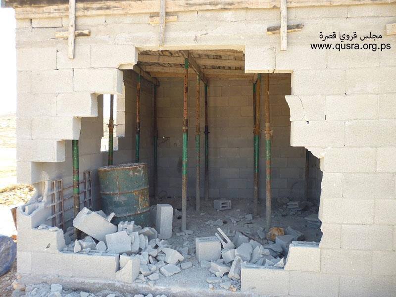 مستوطنون يعتدون على ممتلكات مواطن من القرية في منطقة قطاع كامل صباح اليوم