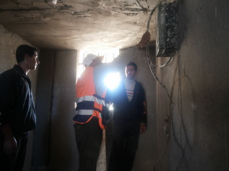 تنفيذ أعمال ترميم في منزل الشهيد عصام بدران