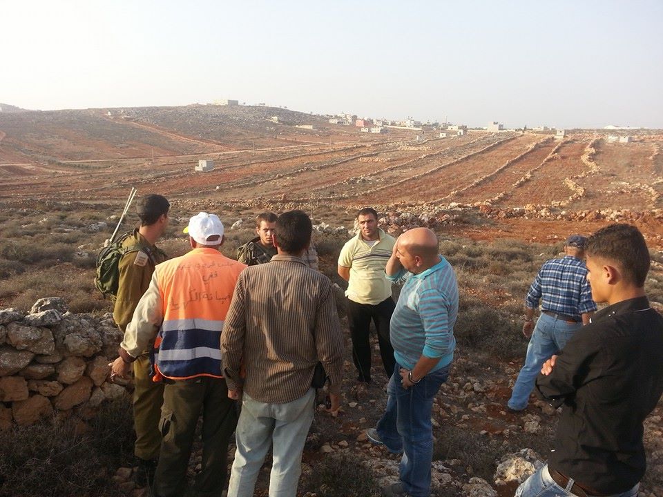 قوات الاحتلال تمنع المواطنين من الوصول لأراضيهم في منطقة الوعار