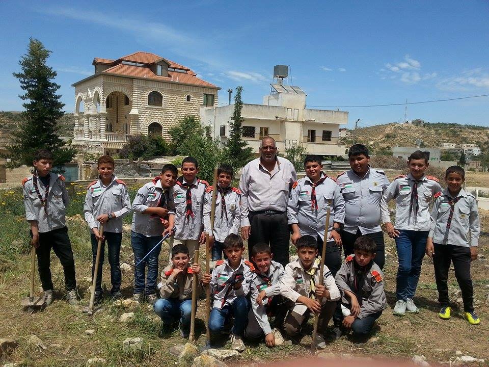 كشافة مدرسة الذكور الاساسية يشاركون بتنظيف المقبرة العامة