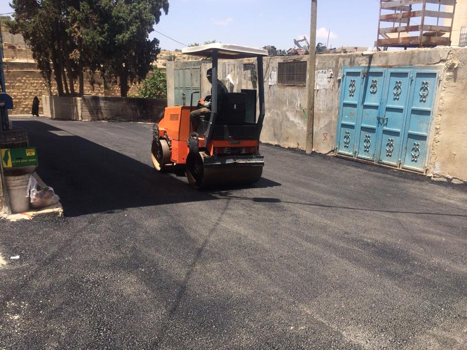 المجلس القروي ينفذ مشاريع تعبيد طرق داخلية